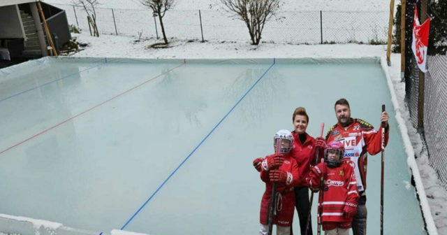 Die Eishockey-begeisterte Familie Strohmeier mit ihrem Platz | Foto: Privat