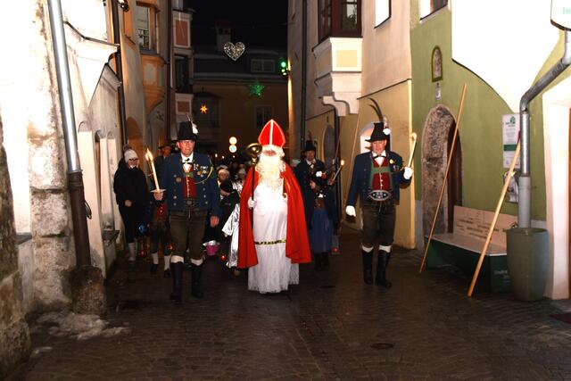 Der heilige Mann durchquerte mit einem großen Gefolge die Haller Altstadt.