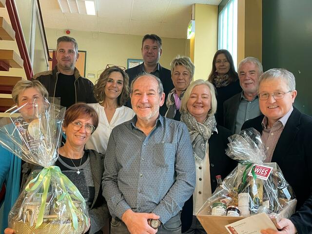 Dank an Adolf Turtukovsky, Leiter der Mittelschule Wies., im Bild mit Evelyn Habenbacher, Leiterin der benachbarten Volksschule Wies, und Bgm. Josef Waltl (r.), den beiden Vize-Bürgermeistern Theresia Koch und August Nußmüller, Lehrerkolleginnen und Lehrerkollegen sowie Musikschul-Dir. Franz Masser. | Foto: MG Wies