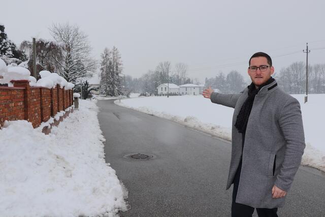 Der Subener SPÖ Fraktionsobmann Adrian Mayr fordert für das rund 700 Meter lange Straßenstück in der Ortschaft Dorf eine 50er-Beschränkung. | Foto: Ebner