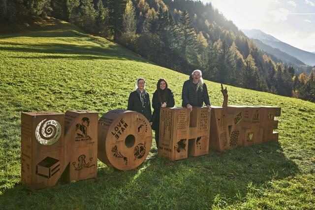 Noch vor dem Wintereinbruch wurde die aussagekräftige Metallskulptur am Klostergut Kronburg aufgestellt, wo sie bis März 2024 bleiben wird. v.l.n.r. Sr. Barbara Weindl, Oberin Klostergut Kronburg, Alexandra Rangger und Bernhard Witsch, Projektverantwortliche NO HATE | Foto: Oskar Wurm