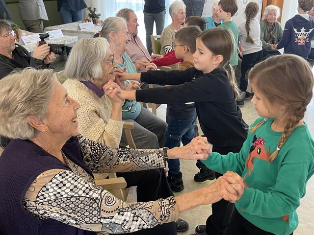 So ein generationenübergreifendes Workout mit Bewohnerinnen und Bewohnern des Seniorenzentrums Tillmitsch und Kindern der VS macht sichtlich Spaß. | Foto: Waltraud Fischer