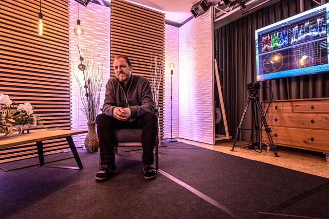 Gerald Pühringer in seinem Studio in Schlierbach.  | Foto: Rudolf Rohrleitner