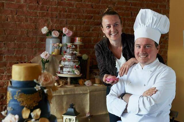 Emöke und Zsolt Nagy lassen sich im Zuckero allerlei kreative Süßspeisen-Kreationen einfallen.  | Foto: Zuckero