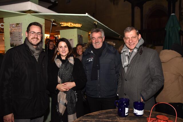 StR Johannes Tilg, LR Astrid Mair, Willi Tilg und Landespolizeidirektor Helmut Tomac genossen die feine Stimmung am Haller Adventmarkt.