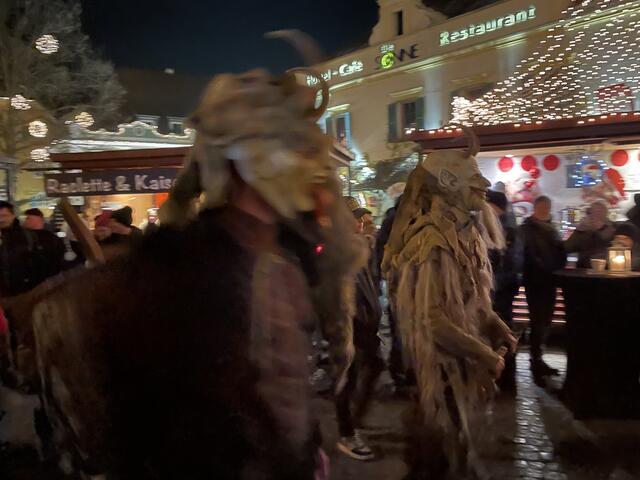 Die Krampusse trieben ihr Unwesen am Hartberger Hauptplatz. | Foto: Olga Seus