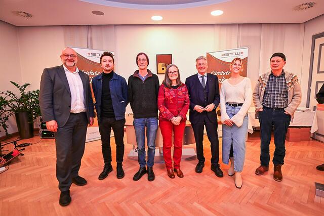 Landeshauptmann Peter Kaiser, DI Erwin Smole STW Vorstand und Preisträgerinnen und Preisträger.
 | Foto: STW/Bauer