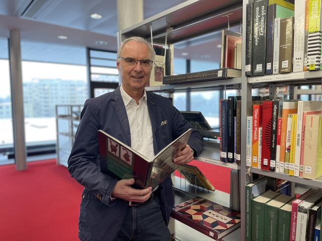 Helmut Windinger liest selbst gerne Sachbücherm vor allem aus den Bereichen Geschichte und Kunstgeschichte. | Foto: Lisa Gold