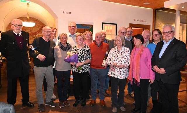 Im Bild Bürgermeister Ferdinand Köck, GGR Engelbert Sulyok, GR Klaus Tremmel, GR Peter Soucek und GR Claudia Steiner mit Herbert Alexa und Eveline Kohut, Siegfried und Karin Hofer, Ralph Otto Hübner, Christiana Biegler und Susanne Krammer, Alfred und Christiane Philippi sowie Sieglinde und Josef Karl Wieser. | Foto: Baden Media