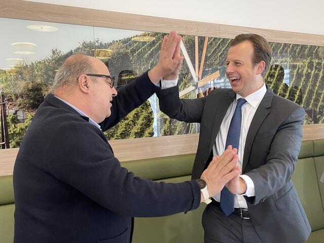 Landesrat Karlheinz Kornhäusl (r.) und Friedrich Roll, Geschäftsführer des Steirischen Seniorenbundes, beim Aufwärmen | Foto: Waltraud Fischer