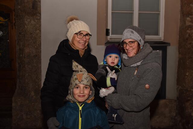 Freuten sich über den Nikolauseinzug: Rafael, Fabian, Manuela und Karin 