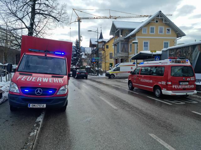 Die Kameraden der Ischler Feuerwehr beseitigten die Ölspur in der Grazer Straße. | Foto: ff-badischl.at