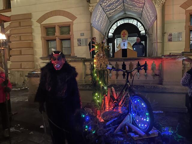 In seiner Rede lobte der Nikolaus besonders die Bemühungen für das umweltfreundliche Radfahren. DieKrampusse freute das, hatten sie doch ihr eigenes Rad dabei.  | Foto: Olga Seus