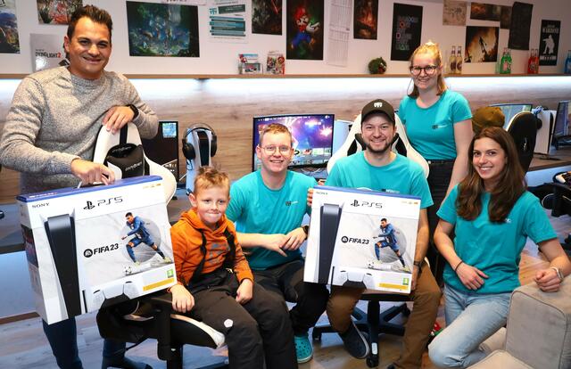 Thomas Höpperger (links) überraschte die Gamer im Jugendraum Rietz mit fünf Playstations. v.l.n.r. Thomas Höpperger, Maximilian, Lukas Stecher, Mario Meinschad, Miriam Stecher und Alicia Kohler. | Foto: Höpperger Umweltschutz
