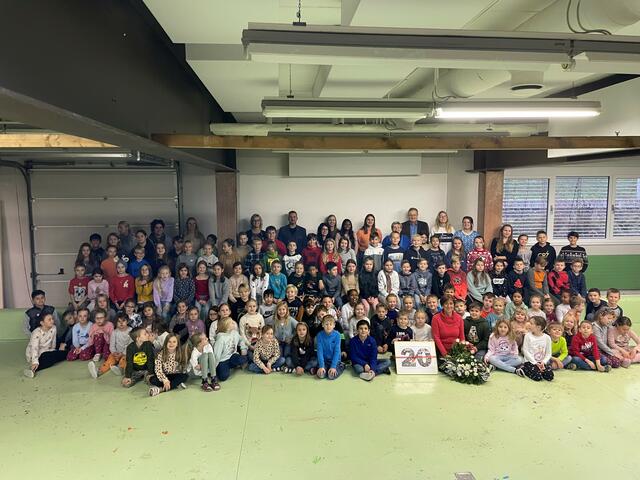 Die Kinder der Volksschule Wies haben ihrer Schulleiterin Evelyn Habenbacher-Schrei ein Überraschungs-Programm zu 20 Jahren in jener Funktion auf die Beine gestellt. | Foto: MG Wies