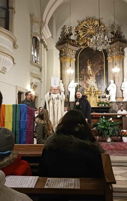 Freudig hält Pfarrer Werner Pirkner die Urkunde hoch.  | Foto: Pfarrgemeinde Schwechat