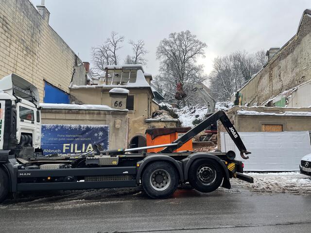 Der ehemalige Heuriger in der Grinzinger Straße wird bereits abgerissen.  | Foto: Laura Rieger