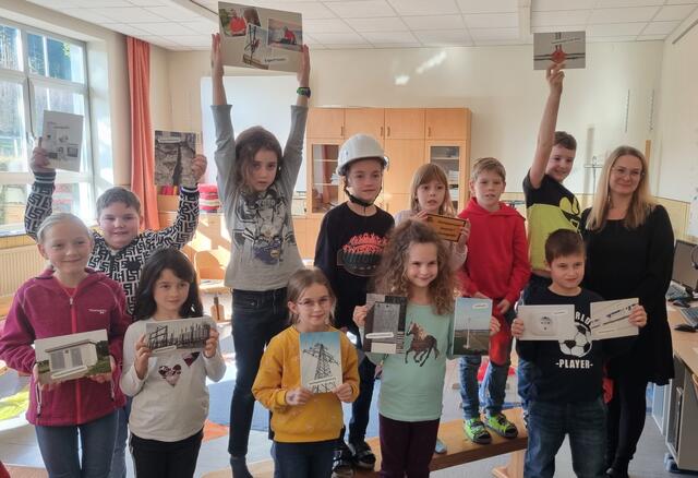 Mehrstufenklasse der Volksschule Schönbach mit Lehrerin | Foto: EVN
