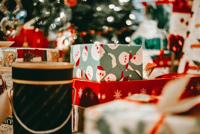 Bist du beim Kauf der Weihnachtsgeschenke eher Team "Online-Shopping" oder Team "Handel"?  | Foto: Unsplash / Isaac Martin
