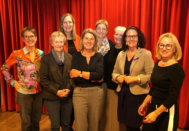 Romana Rotschopf (eh. Leiterin Büro für Frauenfragen und Gleichbehandlung des Landes), Christina Nöbauer (Ehrenmitglied), Christine Schläffer (Vorstandsmitglied), Landesrätin Daniela Gutschi, Barbara Huber-Jeblinger (Gründerin), (v.l.n.r., hinten): Sigrid Petschko-Jenewein (Obfrau und Leiterin Frau &amp; Arbeit Pinzgau), Sabine Aschauer-Smolik (Vorstandsmitglied und Leiterin Bildungszentrum Saalfelden), Gabriele Di Centa-Laimer (Gründungsmitglied). | Foto: Claudia Mitteregger-Stania