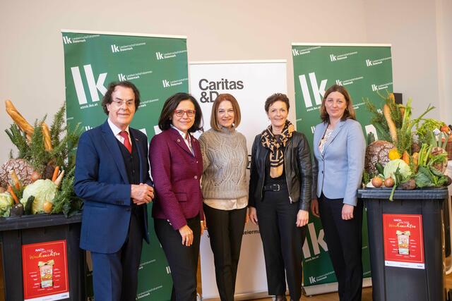 Saubermacher-Gründer Hans Roth, Ernährungsforscherin Sandra Holasek, Landesrätin Simone Schmiedtbauer, Landwirtschaftskammer-Vizepräsidentin Maria Pein und Caritas-Direktorin Nora Tödtling-Musenbichler plädieren gemeinsam für mehr Achtsamkeit.  | Foto: LK Steiermark/Danner