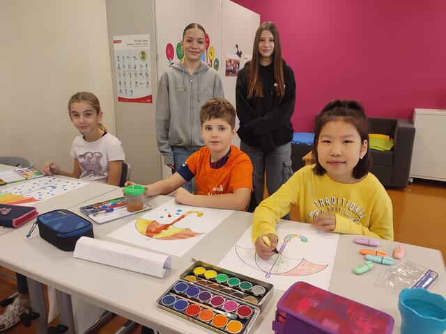 Mittelschülerinnen geben den Volksschüler:innen Einblick in die Schule in Feldbach und in den Unterricht. | Foto: MS/SMS Feldbach