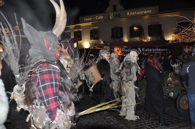 Am Krampusabend konnte man viele gruselige Gesellen am Hartberger Hauptplatz antreffen.  | Foto: Olga Seus