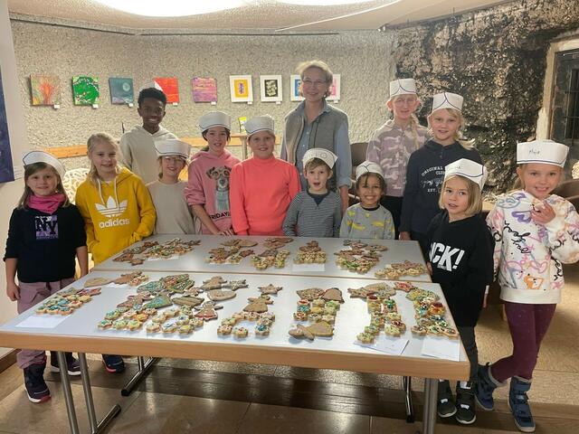 Rosemarie Haider mit den Kindern beim Kekserlbacken in der Bachschmiede in Wals. | Foto: Die Bachschmiede
