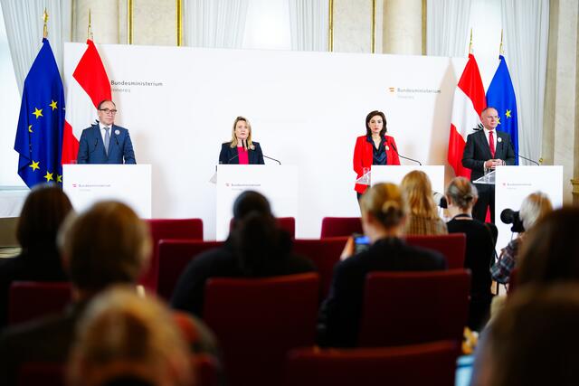 Die Bundesregierung startet mit der  Ausrollung von Gewaltambulanzen im Osten. | Foto: EVA MANHART / APA / picturedesk.com