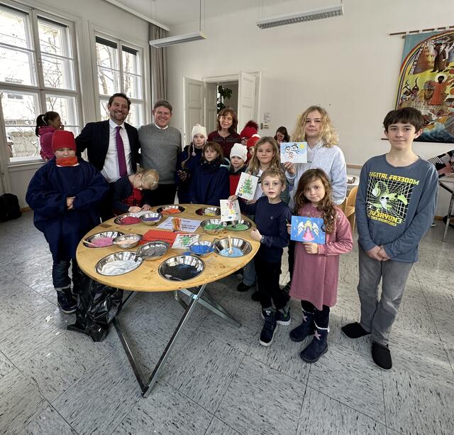 Kinderadvent mit Pfarrer Markus Lintner, Stephan Hütter, Jugendreferntin Kathrin Igelspacher und vielen bastelfreudigen Kindern.
 | Foto: EV. Pfarre Mödling