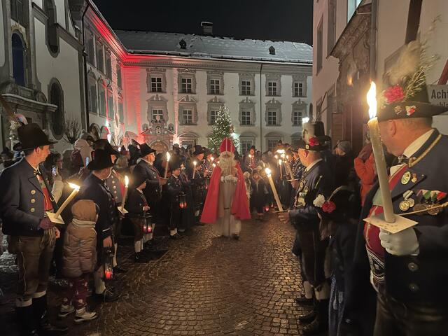 Zahlreiche Menschen warteten auf den hl. Nikolaus in der Haller Altstadt | Foto: Kendlbacher