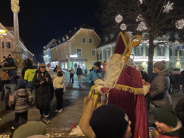 Der Nikolaus verteilte Säckchen. | Foto: Olga Seus