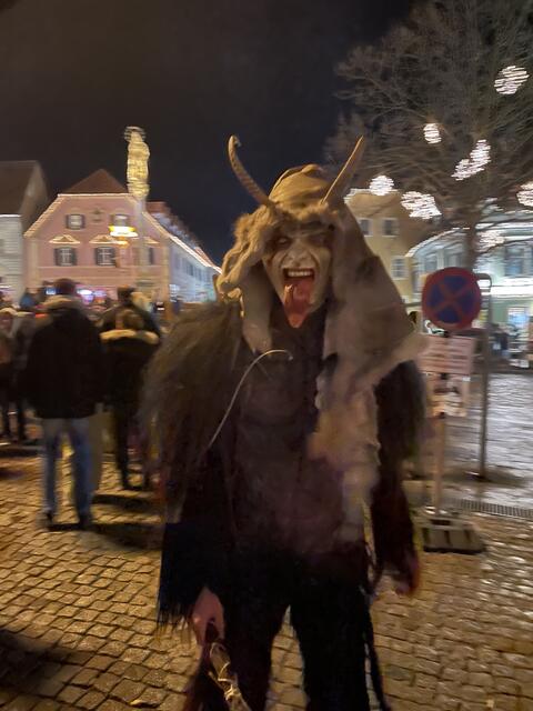 Mit grusligen Gesichtern und drohendem Rutenschwingen trieben die Krampusse ihren Gruselspaß.  | Foto: Olga Seus