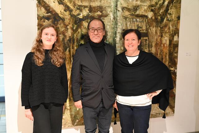 Direktorin Christiane Allerstorfer-Oberhofer und Moderatorin Leonie Feiersinger freuen sich mit Künstler Wang Jixin über die gelungene Vernissage in der Galerie Scolarta in der HBLW Saalfelden. | Foto: Hannah Erharter