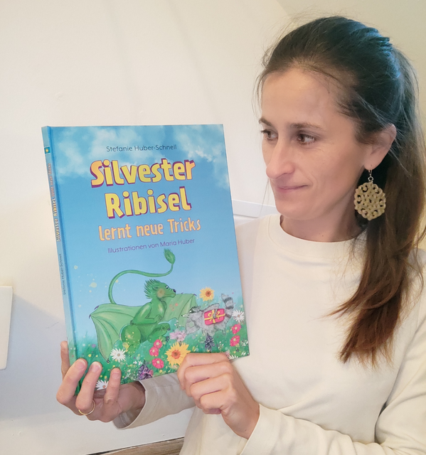 Die Autorin Stefanie Huber-Schnell aus St. Johann mit ihrem neuen Kinderbuch. | Foto: Stefanie Huber-Schnell