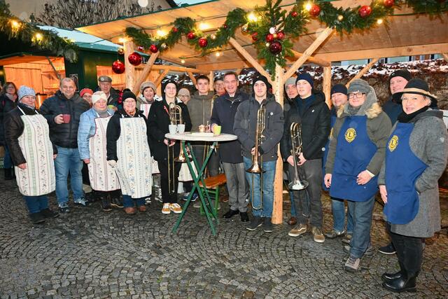 Bürgermeister Werner Krammer eröffnete gemeinsam mit den Damen des Goldhauben- und Trachtenvereins, dem Lions Club und Posaunen-Schülern der Musikschule das Adventplatzl. | Foto: Stadt Waidhofen