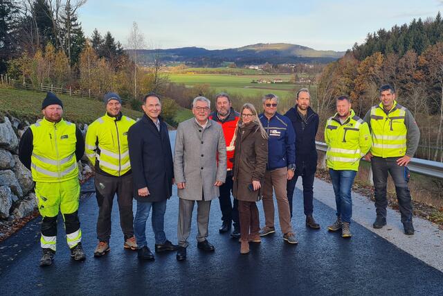Landesrat Josef Schwaiger (4. v. l.), der Bürgermeister von Neumarkt Adi Rieger (3.v.l.), Referatsleiterin Reija Falkensteiner und Mitarbeiter des Güterwegerhaltungsverband, des Landes und der Stadtgemeinde bei der sanierten Straße in Neumarkt. | Foto: Stadtgemeinde Neumarkt am Wallersee