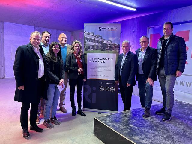 Dachgleiche bei dem Projekt Vineyard von Riedergarten Immobilien in der Franz Josef-Straße 21: Riedergarten-Geschäftsführer Bernd Rausch, Vizebürgermeister Markus Waldner, das Lehrmädchen von M &amp; R-Bau, das den Gleichenspruch hielt, Riedergarten-Geschäftsführer Herbert Waldner, Vizebürgermeisterin Michaela Haidvogel, Bürgermeister Johann Zeiner, Ehrengast Skistar Franz Klammer und der M &amp; R Bau-Geschäftsführer Eduard Pluch (v.l.). | Foto: Marktgemeinde Maria Enzersdorf