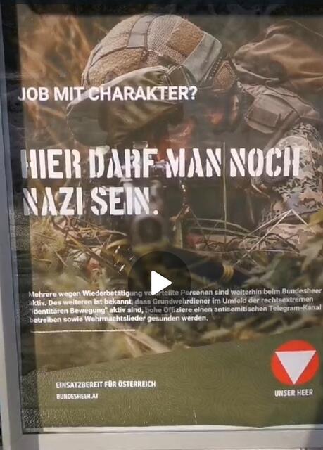 Zwei der Plakate wurden in Linz gefunden. | Foto: Privat/Oberreiter