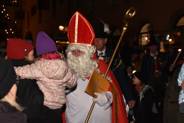 Große Augen machten die Kinder, als der hl. Nikolaus mit zahlreichen Engeln durch die Gassen zog.