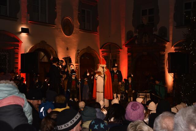 Am Stiftsplatz fand der Nikolauseinzug mit einer Ansprache sein Ende.