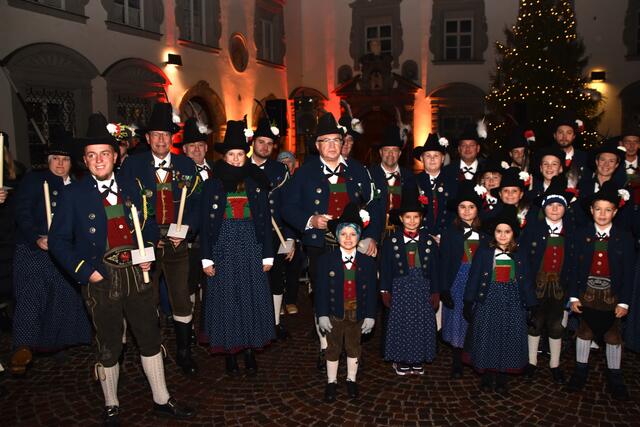 Die Speckbacherschützenkompanie und der Schützennachwuchs begleiteten den hl. Nikolaus durch die Altstadt.
