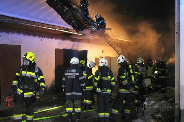Durch das rasche Eingreifen der Feuerwehren konnte ein Vollbrand des Wirtschaftsgebäudes verhindert werden. | Foto: FF Hörmsdorf