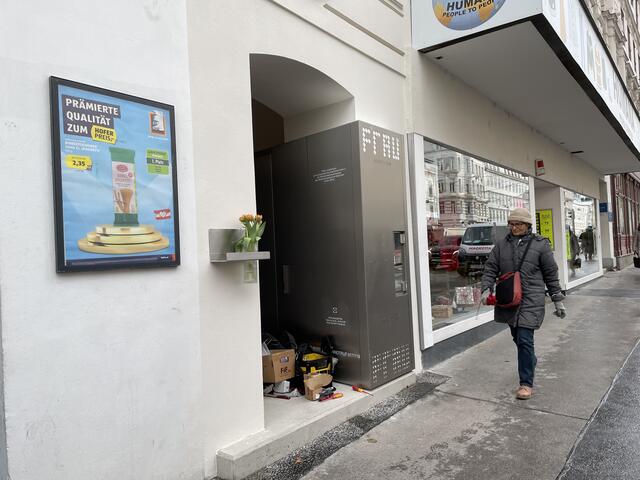 Im Humana-Store nebenan können Spenden für die Ausstellung abgegeben werden. | Foto: Miriam Al Kafur