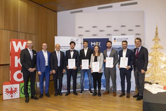 Der Vizepräsident der Wirtschaftskammer Tirol, Martin Wetscher (r.), und die Rektoren Andreas Altmann (MCI, 1.v.l.), Mario Döller (FH Kufstein, 2.v.l.), sowie Vize-Rektor Gregor Weihs (Uni Innsbruck, 3.v.l.) gratulieren den Preisträgerinnen und Preisträgern Mateus Enzenberg, Sascha Hammes, Sarah Schönherr, Tobias Krempl und Clemens Dlaska (v.l.n.r.) | Foto: WK Tirol/Die Fotografen