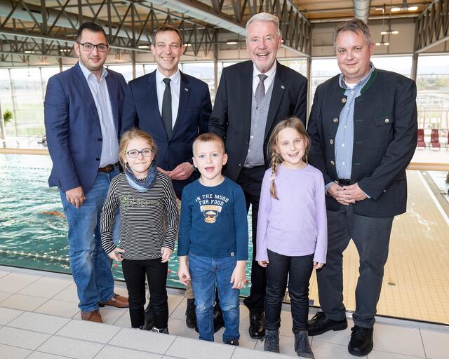 Gemeinderat LAbg. Philipp Gerstenmayer, Bildungsstadtrat Philipp Gruber, Bürgermeister Klaus Schneeberger, Aqua Nova-Leiter Markus Kopecky mit den Taferlklasslern Cara, Alexander und Johanna. | Foto: Stadt Wiener Neustadt/Weller
