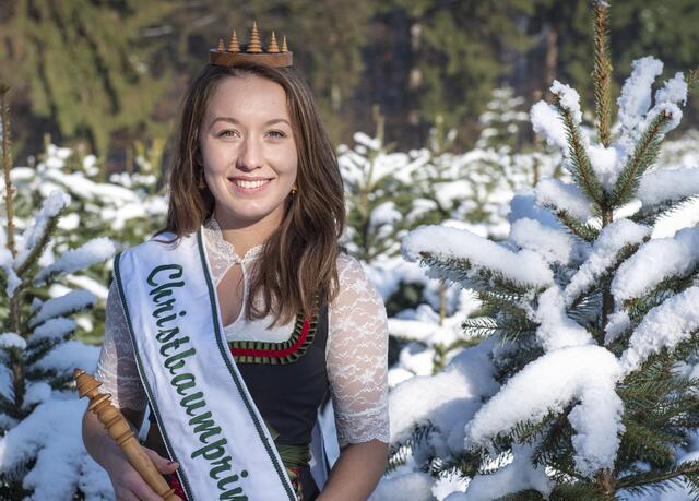 Martina Strohmeier im offiziellen Christbaumprinzessinnen-Dirndl. | Foto: Suppan