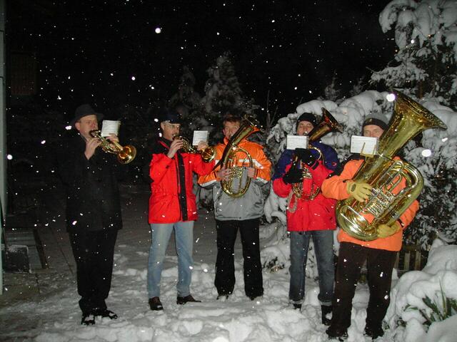 Am Samstag, 16. Dezemberist die MK Thaur wieder im Dorf unterwegs, um mit Weihnachtsliedern auf den heiligen Abend einzustimmen. | Foto: Musikkapelle Thaur