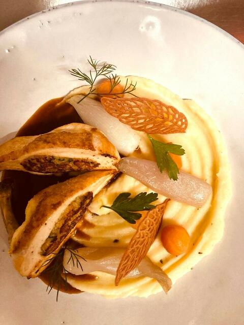 Mit Maroni und Brioche gefüllte Bauernhendlbrust und Ofenschalotten auf getrüffeltem Püree.
 | Foto: Schlöglmann
