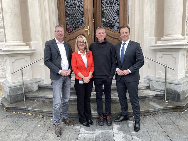 Der Gesundheitslandesrat Karlheinz Kornhäusl mit dem ärztlichen Direktor Othmar Grabner, Pflegedirektorin Monika Pisleritsch und Betriebsdirektor Robert Graf-Stelzl (v.r.) | Foto: RegionalMedien